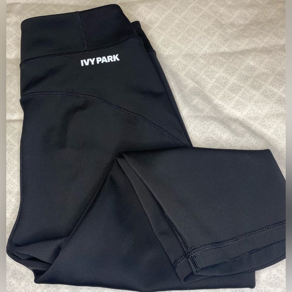 Beyonce Ivy Park Mid Rise Capri Leggings in Black Size M